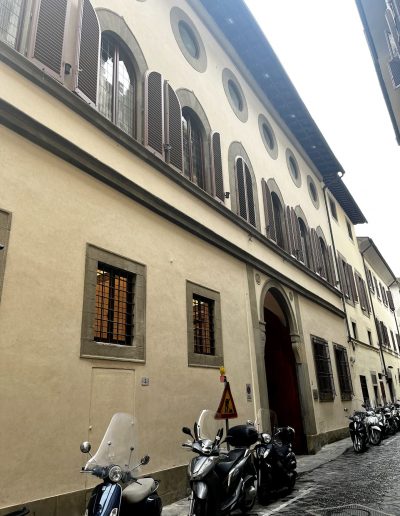 Restauro delle finestre della facciata di Palazzo Settimanni, opera della Falegnameria Rangoni Basilio