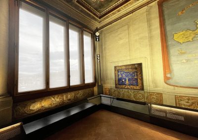 Primo piano del restauro eseguito dalla Falegnameria Rangoni Basilio sulle finestre della Sala delle Carte Geografiche, Galleria degli Uffizi