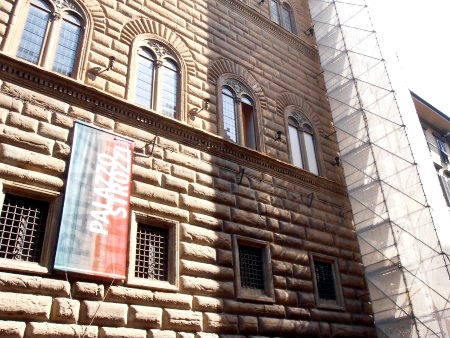 Risplendenti finestroni restaurati dal team esperto della Falegnameria Rangoni Basilio nel primo piano del maestoso Palazzo Strozzi a Firenze: una perfetta fusione tra tradizione e rinnovamento.