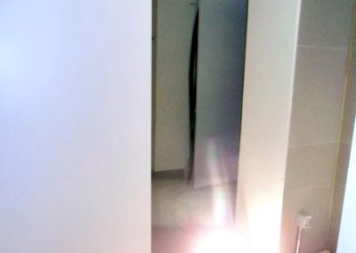 Porta interna a scorrevole laccata bianca realizzata per l'Istituto Francese dalla Falegnameria Rangoni Basilio