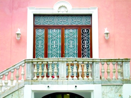 Restauro porta finestra a quattro ante su misura dalla Falegnameria Rangoni Basilio: un connubio di bellezza e funzionalità per l'ambiente domestico.