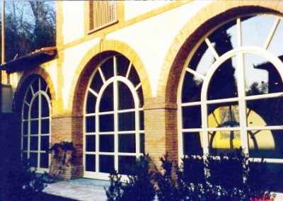Creazione di porte finestre vetrate per villa privata - Falegnameria Rangoni Basilio