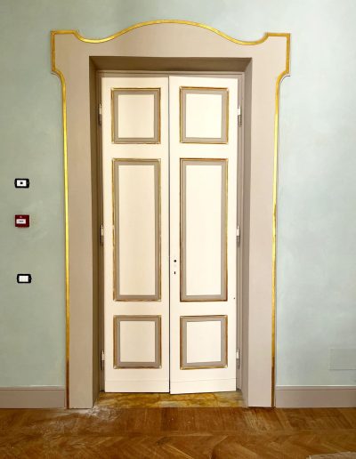 Porta restaurata e resa funzionante di Palazzo Gualfonda, opera della Falegnameria Rangoni Basilio.