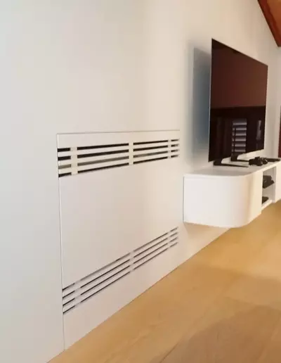 Vista laterale della boiserie con sportelli tecnici e mobile TV sospeso su misura – arredamento artigianale Firenze.