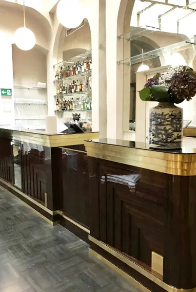 Bancone in legno e ottone realizzato su misura per il locale Atlante a Firenze