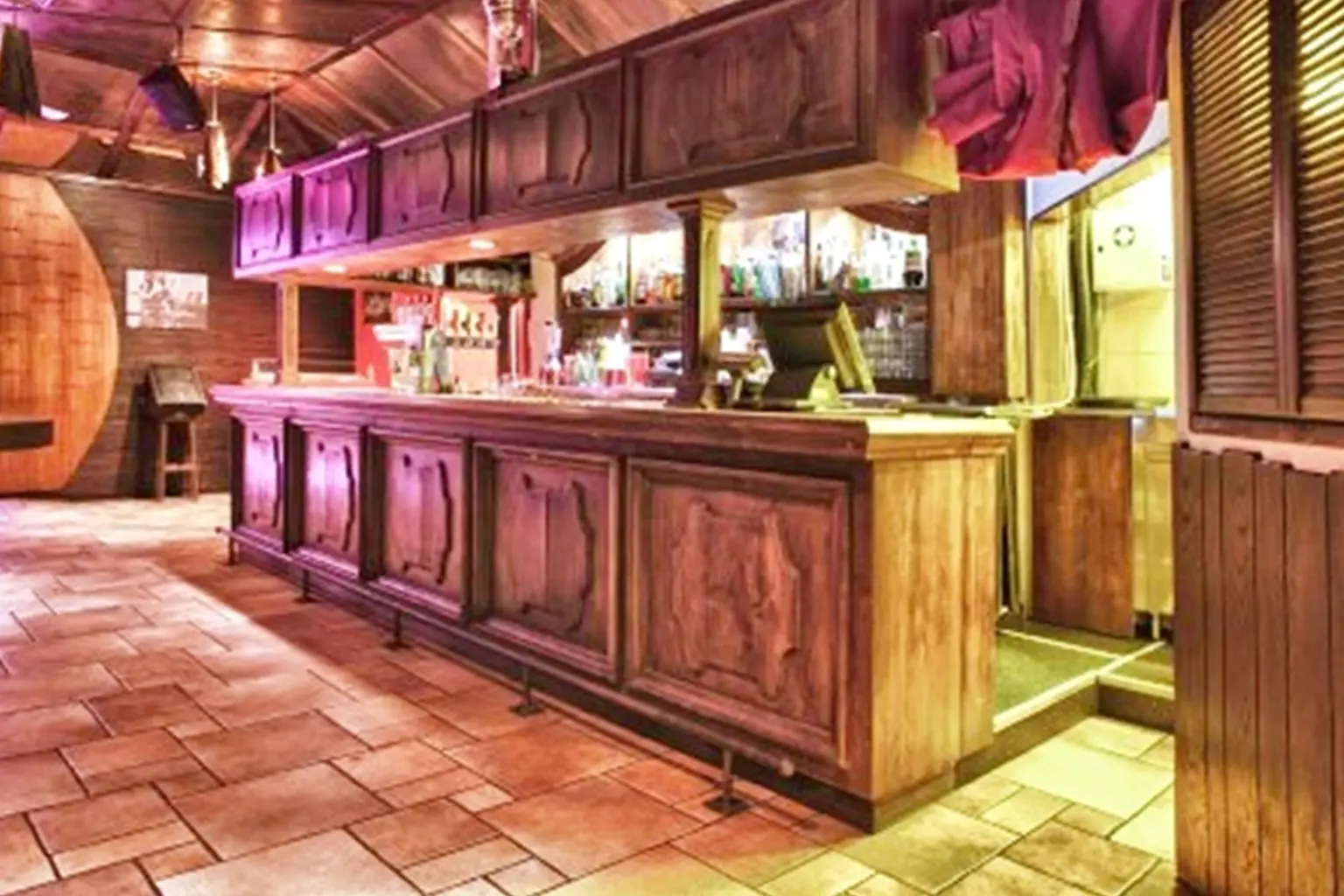 Bancone e arredi in legno su misura – Red Garter a Firenze