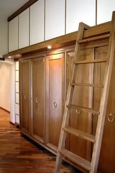 Guardaroba su misura in legno di noce con scala – realizzato a Firenze