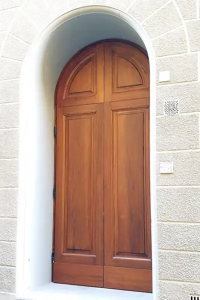 Portone ad arco in legno su misura per uscita di sicurezza – 25hours Hotel Firenze